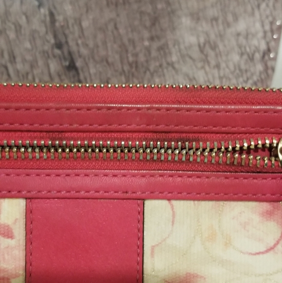 COACH Watercolor Wallet. (Flaws) - Picture 6 of 11